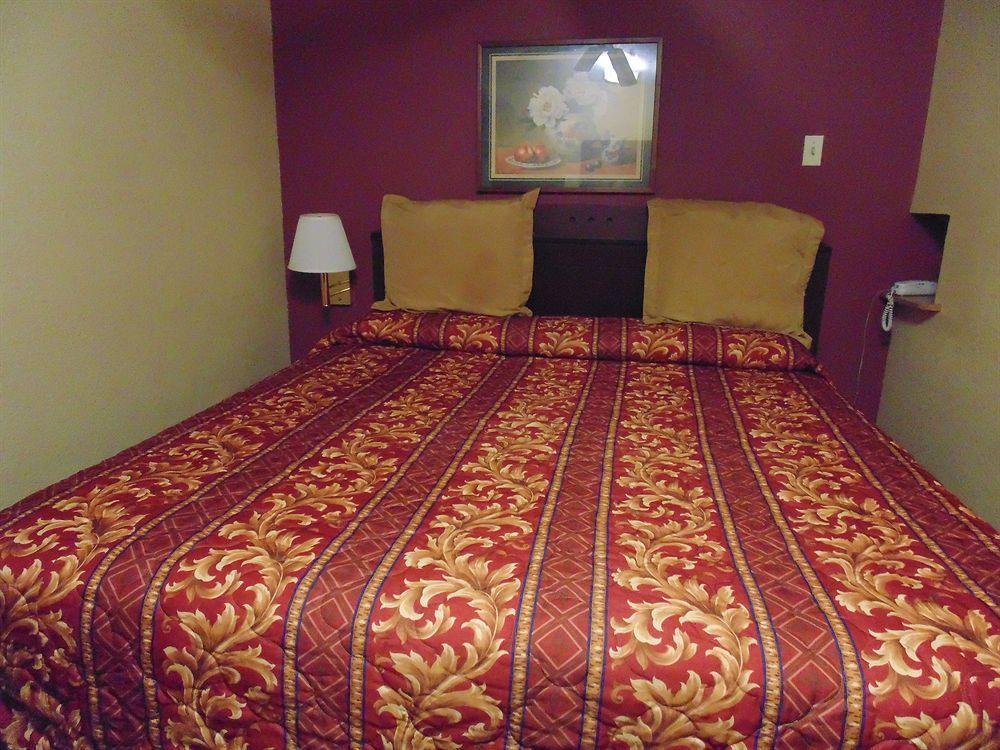 First Western Inn - Fairmont City Экстерьер фото
