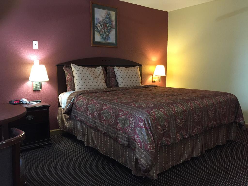 First Western Inn - Fairmont City Экстерьер фото
