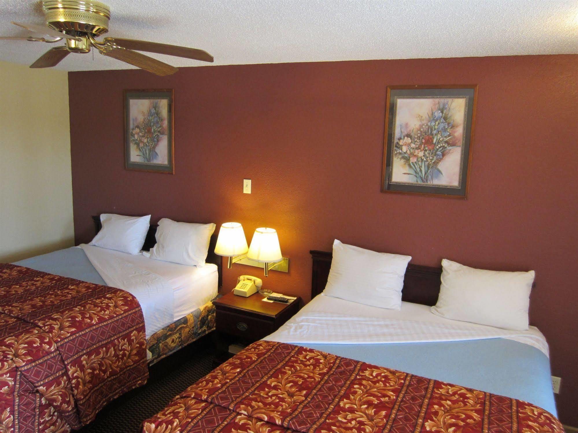 First Western Inn - Fairmont City Экстерьер фото