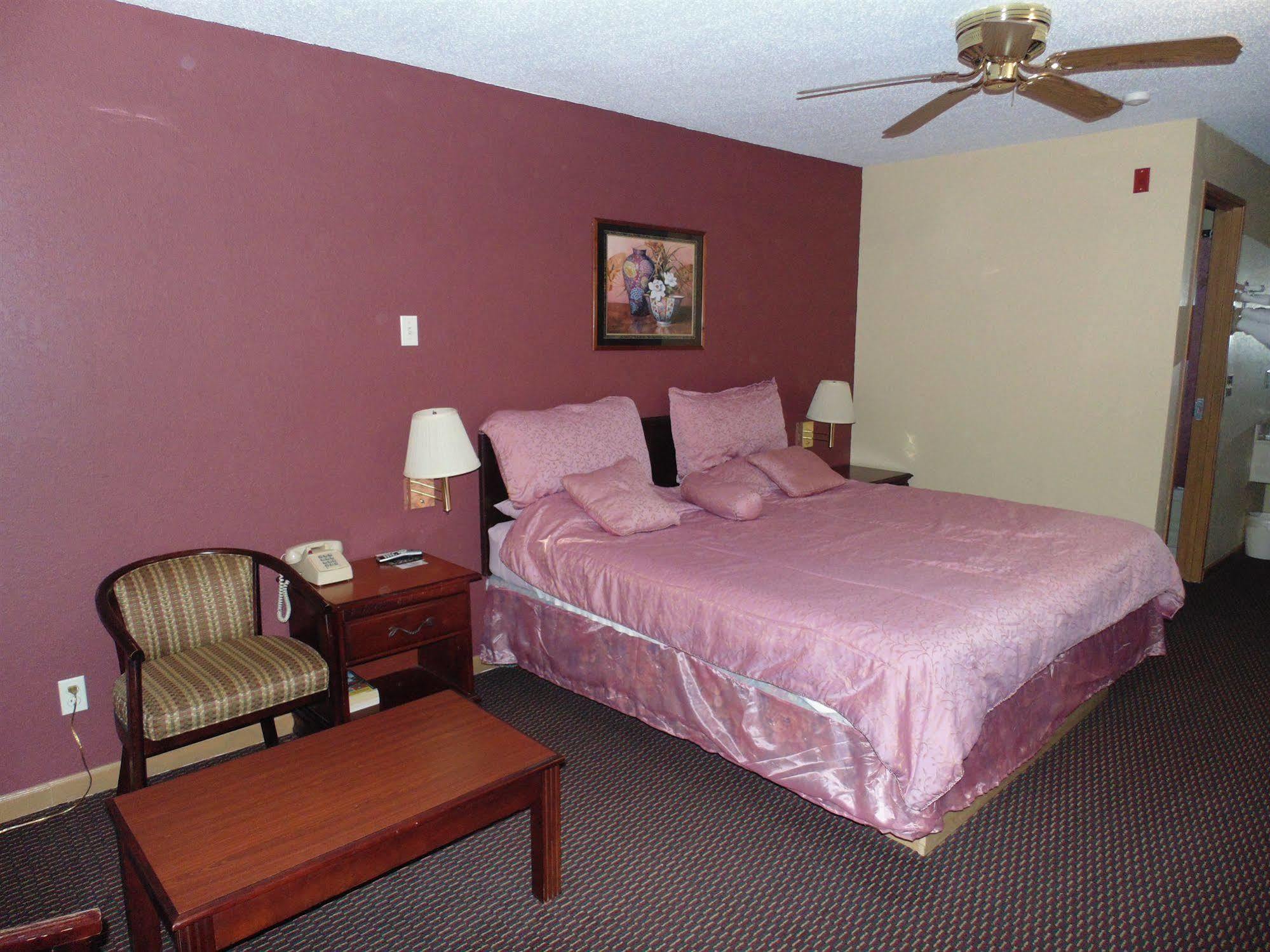 First Western Inn - Fairmont City Экстерьер фото