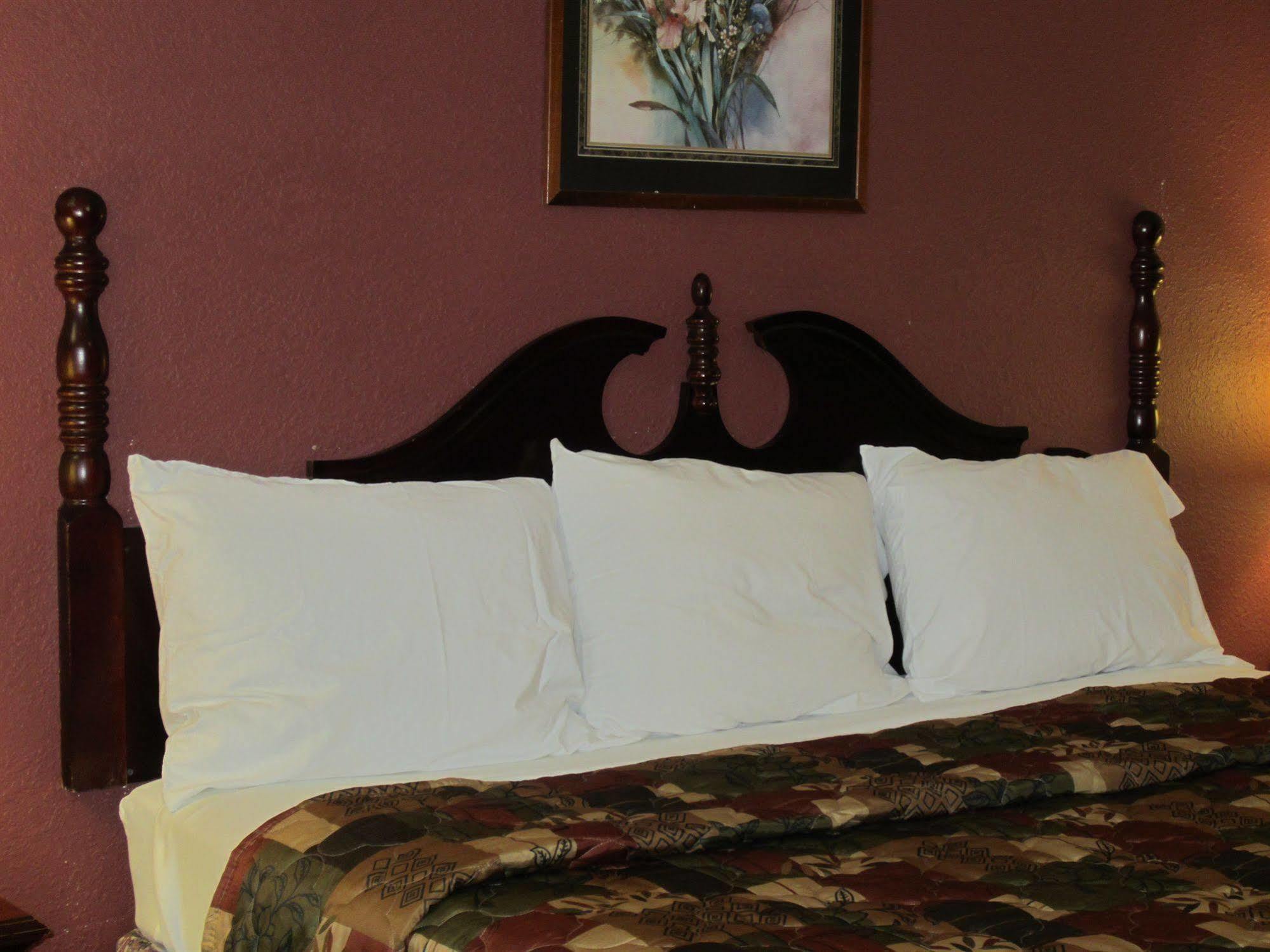 First Western Inn - Fairmont City Экстерьер фото
