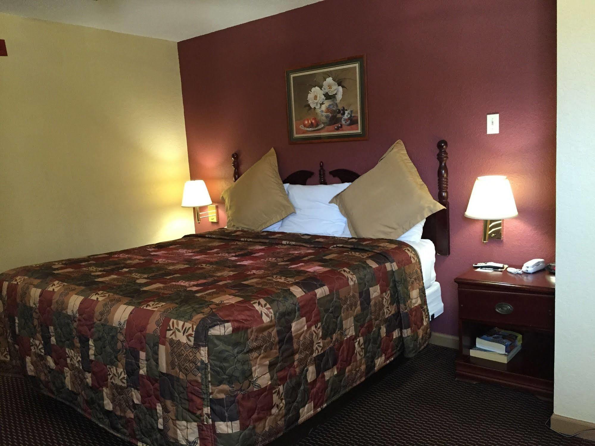 First Western Inn - Fairmont City Экстерьер фото