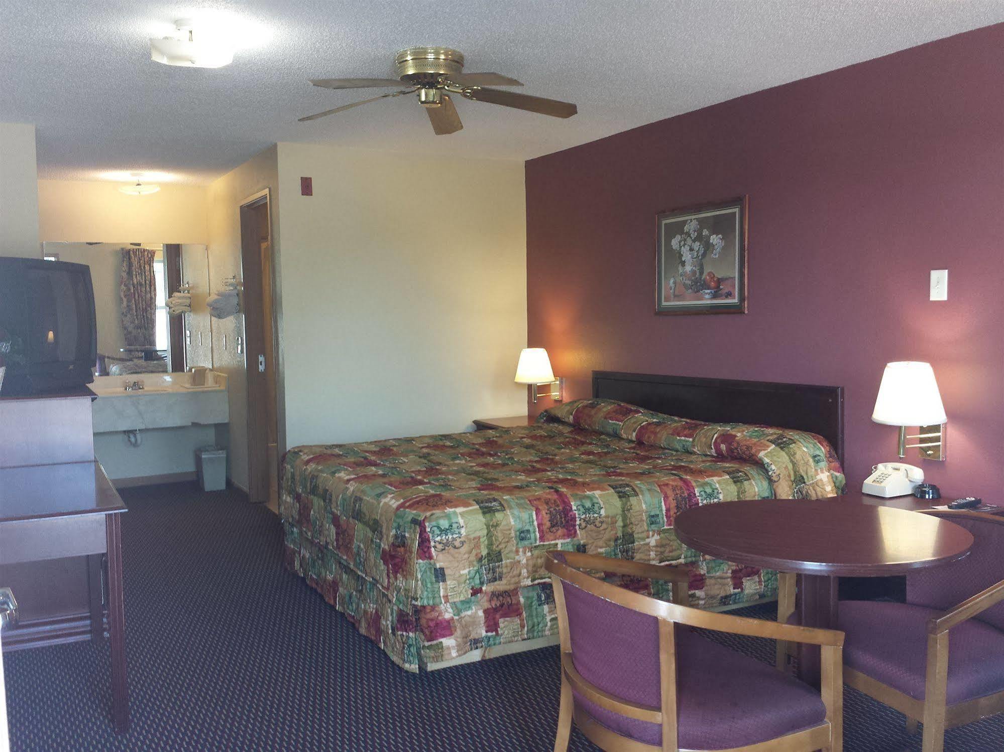 First Western Inn - Fairmont City Экстерьер фото