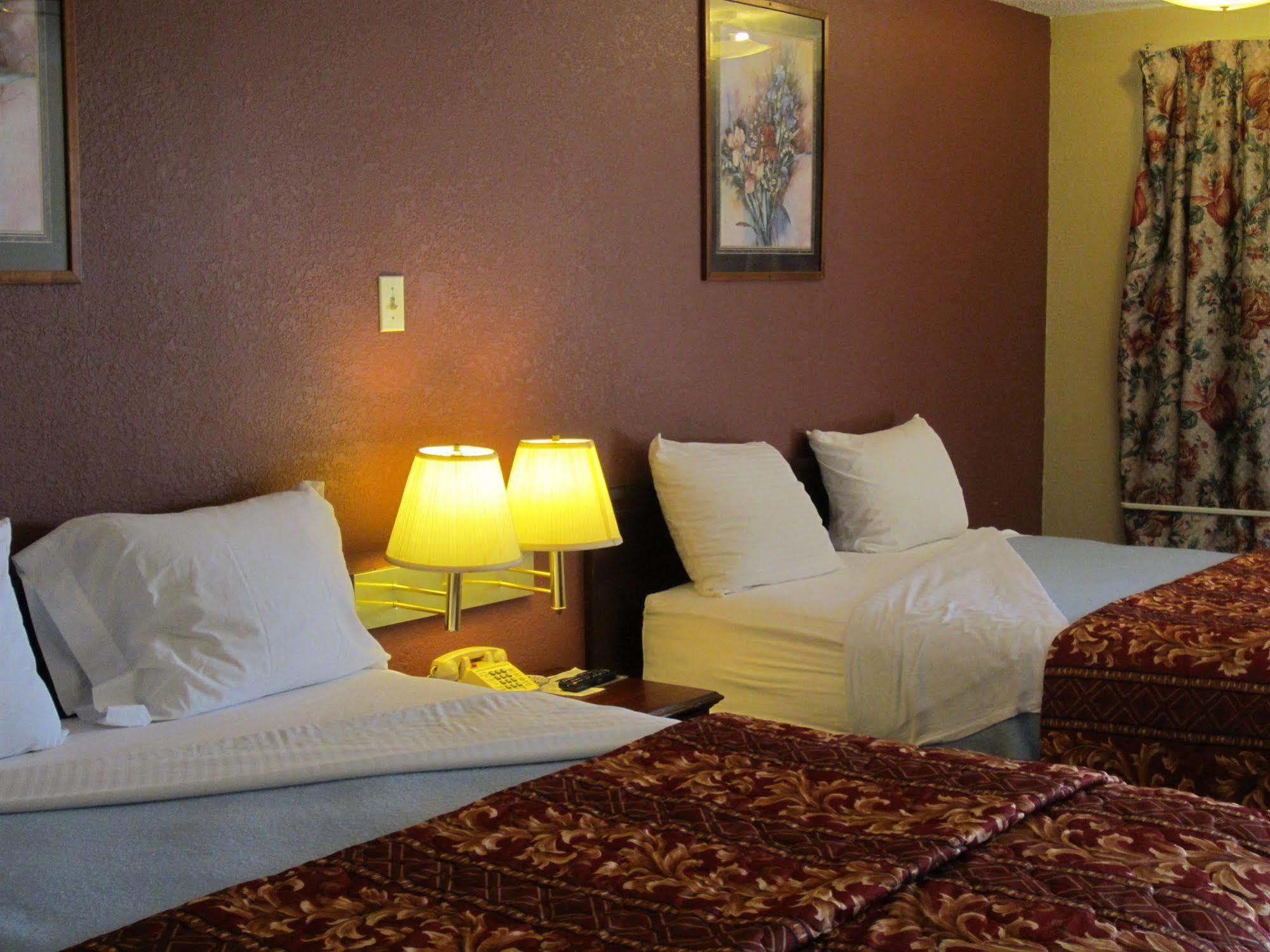 First Western Inn - Fairmont City Экстерьер фото