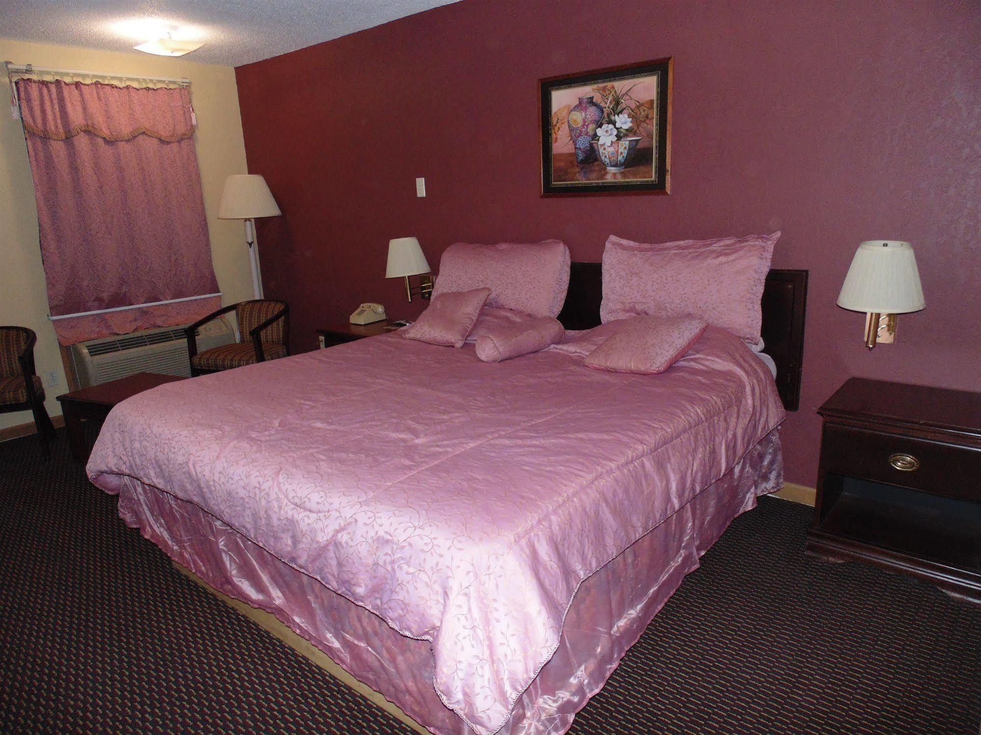 First Western Inn - Fairmont City Экстерьер фото